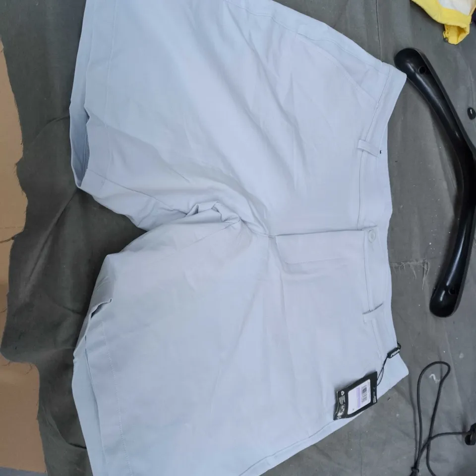 UNDER ARMOUR MEN'S MATCHPLAY TAPERED SHORTS – LIGHT GREY, UK 38