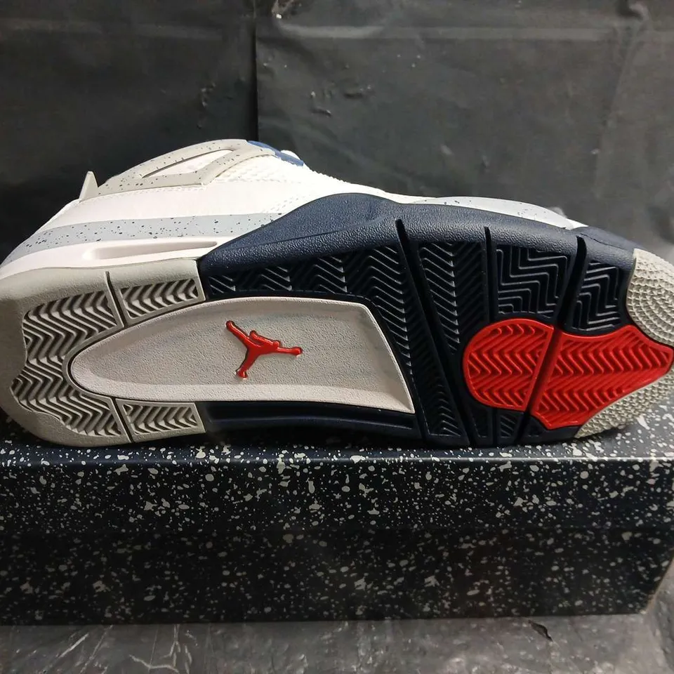BOXED PAIR OF AIR JORDAN 4 RETRO WHITE/BLUE SNEAKERS – UK SIZE 9