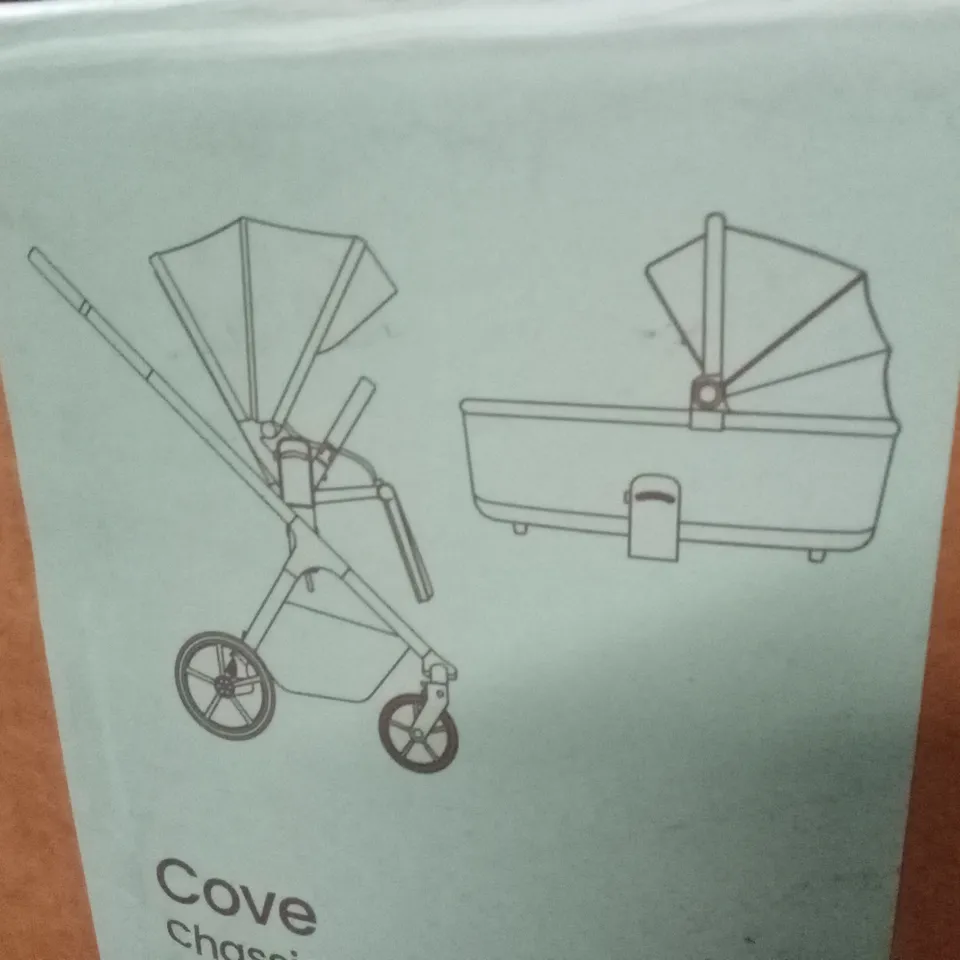 BOXED SILVER CROSS COVE STROLLER & CARRYCOT 