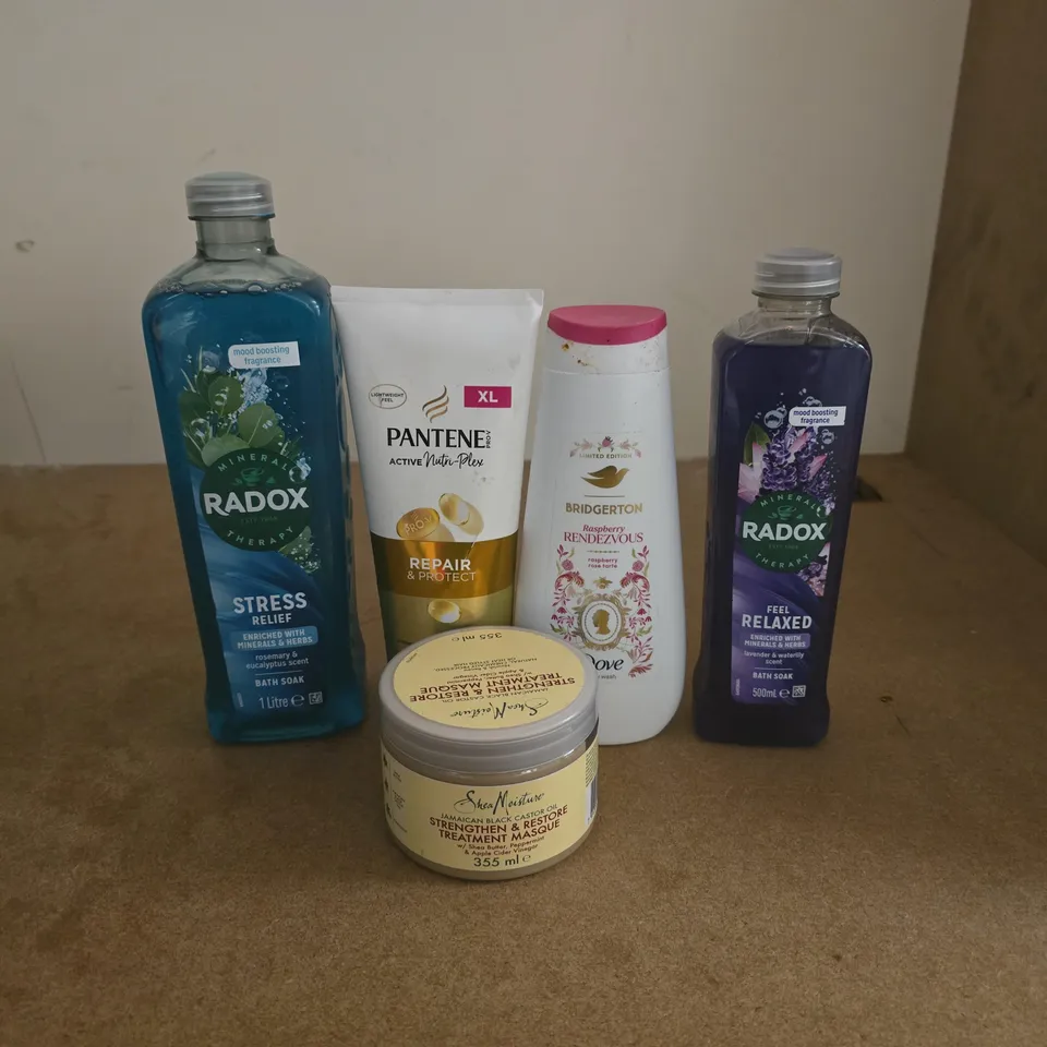 TOTE OF APPROXIMATELY 15 ASSORTED COSMETIC ITEMS TO INCLUDE RADOX, PANTENE, DOVE BRIDGERTON, SHEA MOISTURE ETC