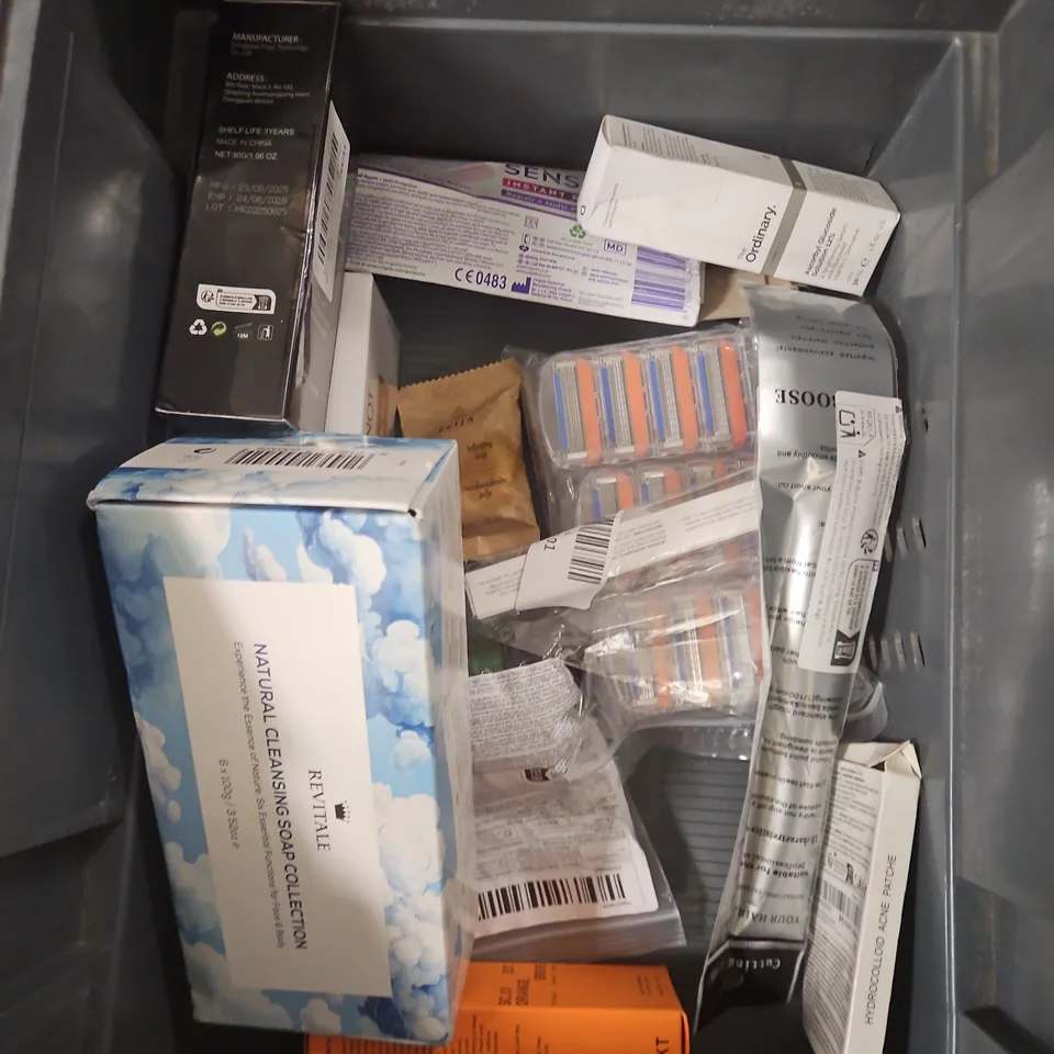 APPROXIMATEY 20 ASSORTED HEALTH AND BEAUTY PRODUCTS TO INCLUDE - DERMATICA SQUALENE CREAM CLEANSER - BYOMA GALACTIC LIPTIDE OIL - CLINIQUE CLARIFYING LOTION - ETC