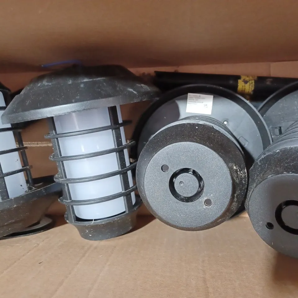 BOXED BELL & HOWELL SOLAR 21 LUMENS DUAL FUNCTION FLAME/ WHITE STAKE LIGHTS