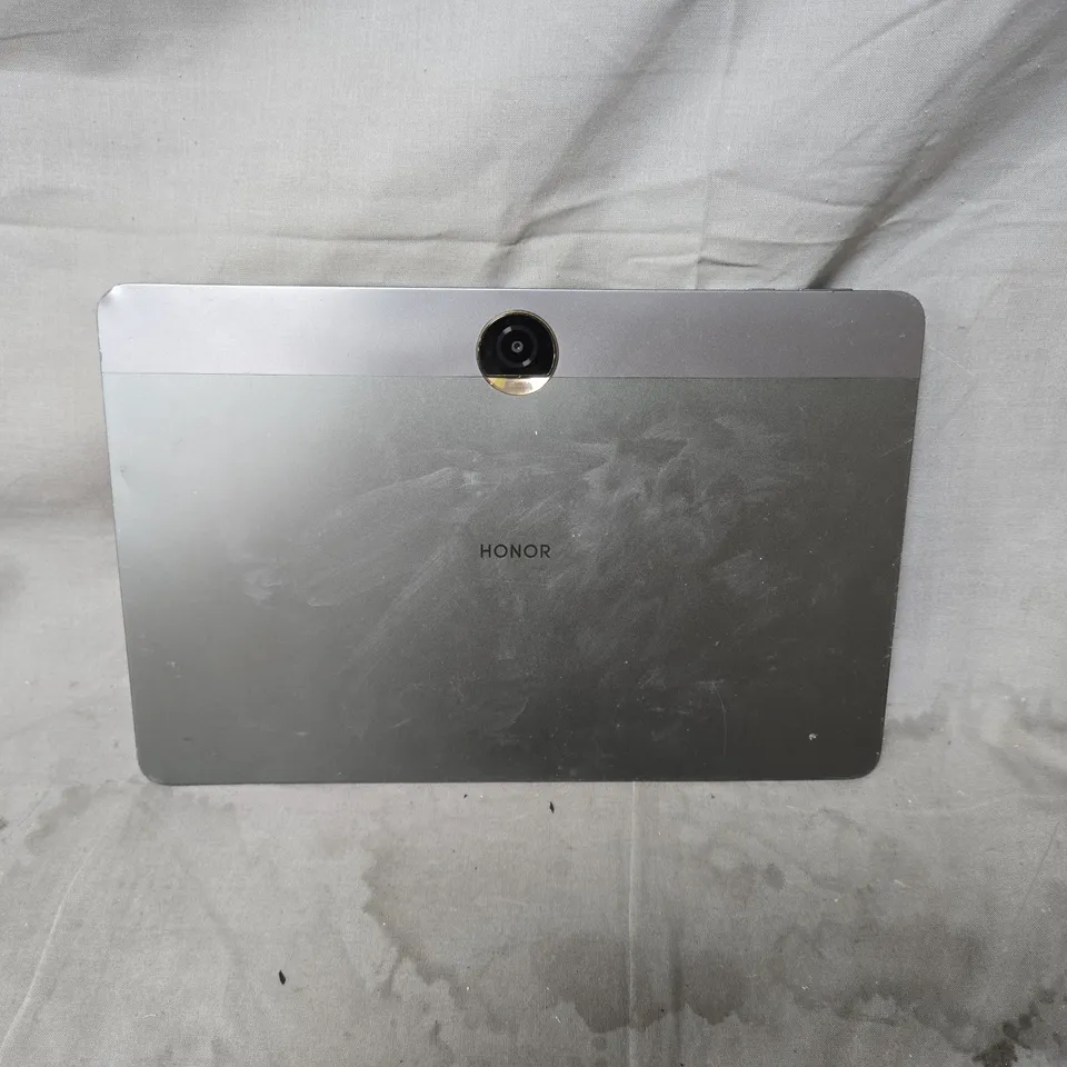 HONOR TABLET – SILVER BACK WITH CIRCULAR REAR CAMERA, CRACKED DISPLAY