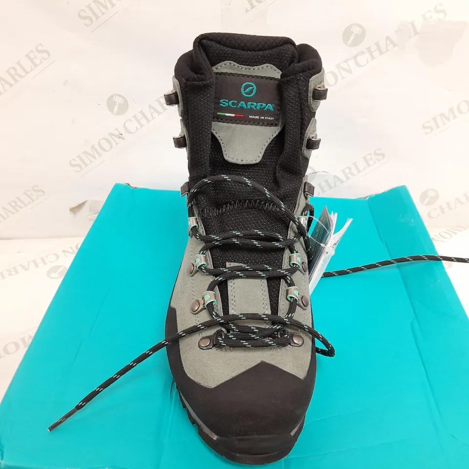 BOXED PAIR OF SCARPA MANTA TECH GORETEX WOMENS BOOTS IN GREY/BLUE - UK 5