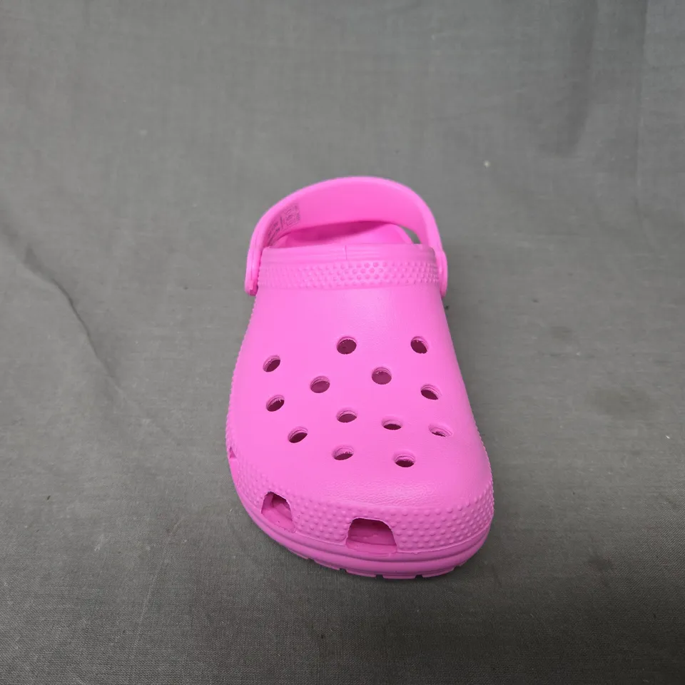 CROCS UNISEX-CHILD KIDS CLASSIC CLOG IN TAFFY PINK - UK C13