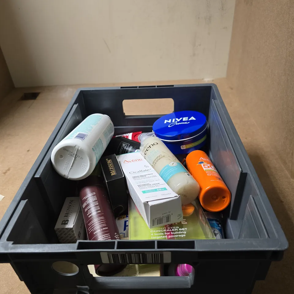TOTE OF APPROXIMATELY 20 ASSORTED COSMETIC ITEMS TO INCLUDE NIVEA, OLD SPICE, AVEENO, EAU THERMALE AVENE, CONCEALER SET ETC