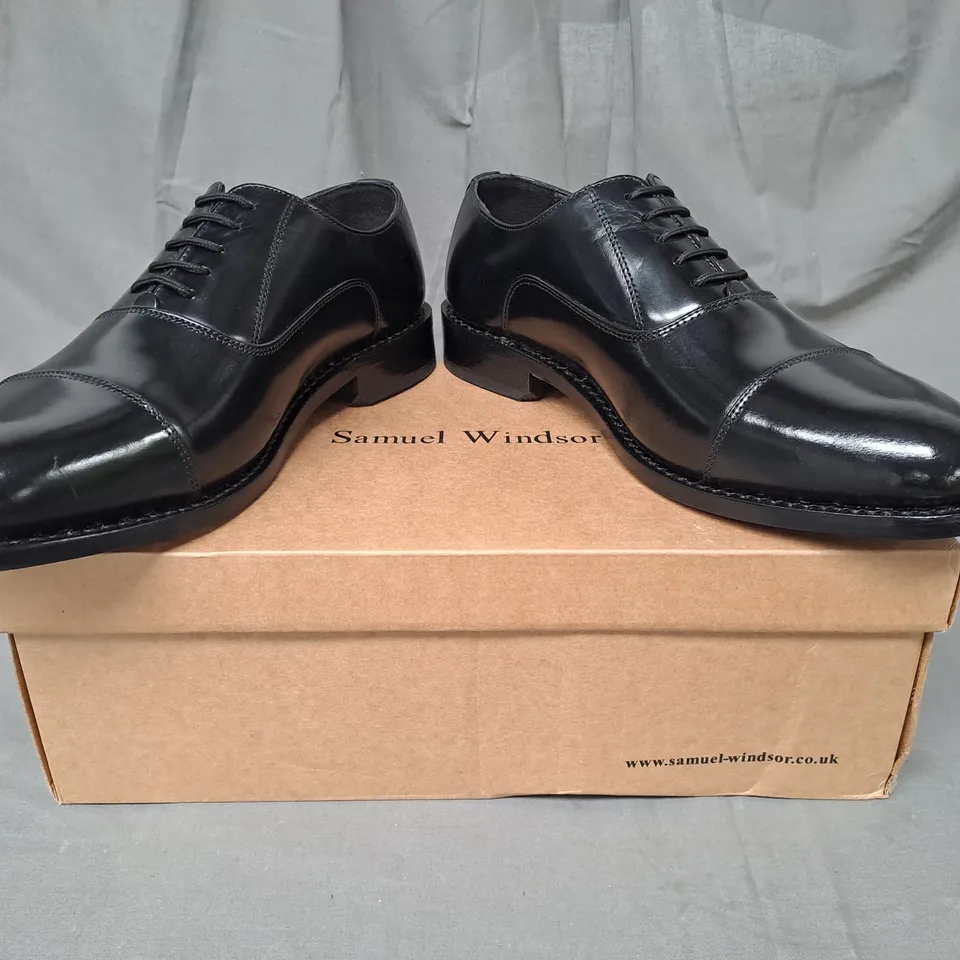 BOXED PAIR OF SAMUEL WINDSOR SHOES IN BLACK UK SIZE 9