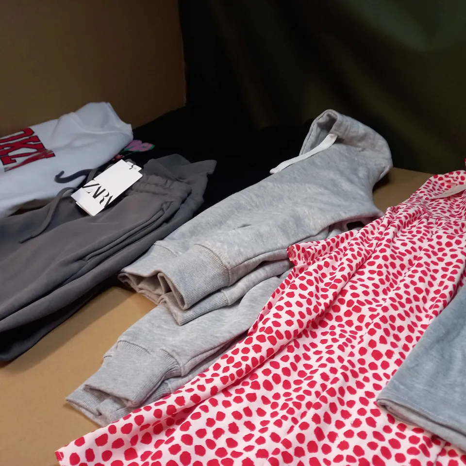 LOT OF APPROX 25 ASSORTED CLOTHING ITEMS VARYING IN SIZE/COLOUR/STYLE TO INCLUDE: TROUSERS, TOPS, DRESSES