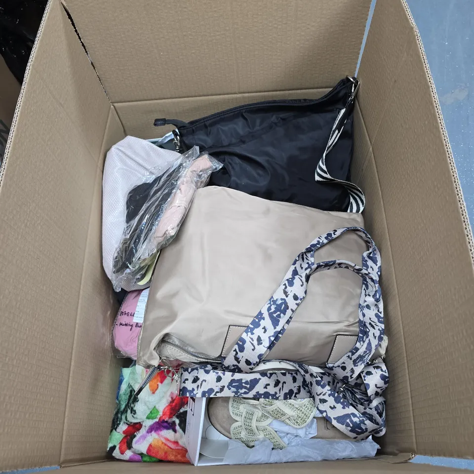 BOX OF APPROXIMATELY 20 ASSORTED CLOTHING ITEMS TO INCLUDE HAND BAG, SANDALS, BUTTON UP SHIRT ETC