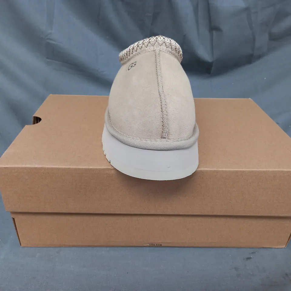 BOXED PAIR OF UGG TAZZ SHOES IN SAND UK SIZE 5