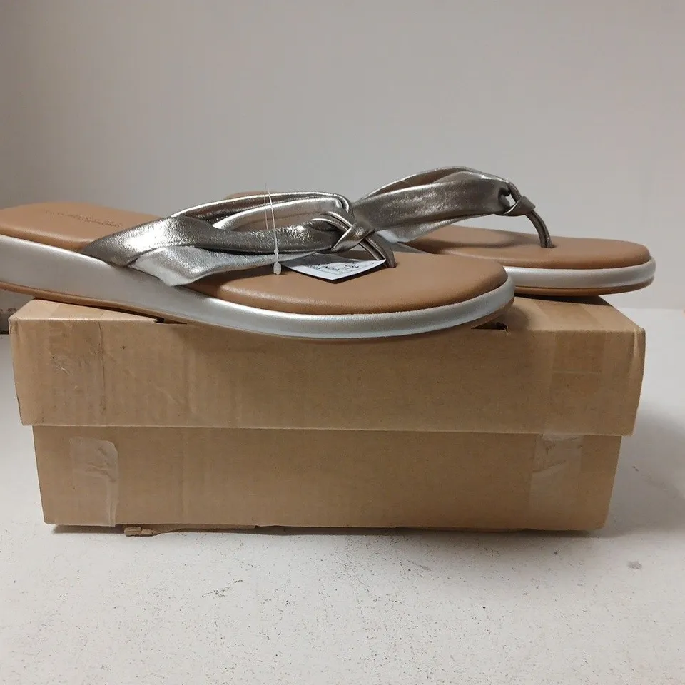 BOXED PAIR OF HEAVENLY SOLES BY JD WILLIAMS T-POST SANDALS IN METALLIC SILVER SIZE UK 9