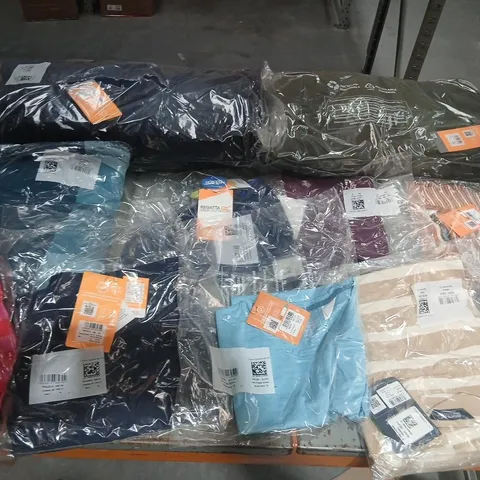 APPROXIMATELY 50 ITEMS OF ASSORTED REGATTA/DARE2B CLOTHING AND ACCESSORIES