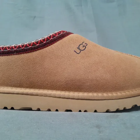 BOXED PAIR OF UGG SHOES IN CHESTNUT UK SIZE 6