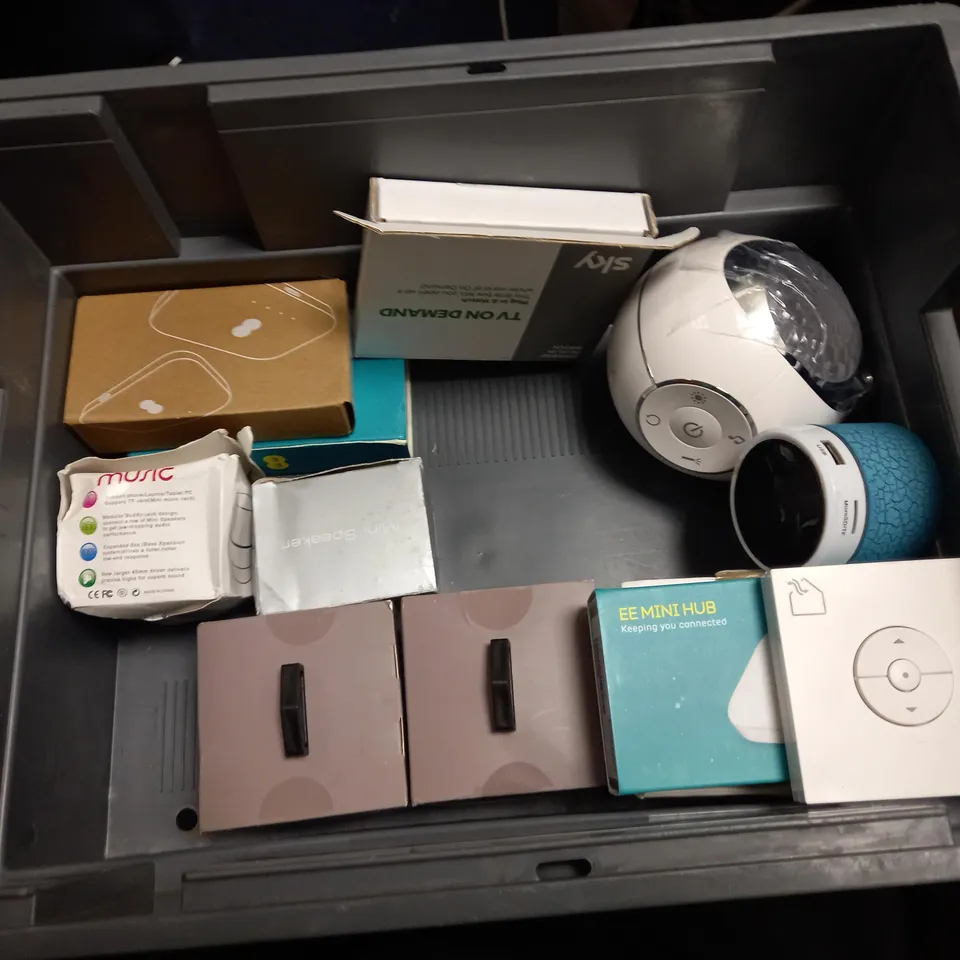 BOX OF 20 ITEMS TO INCLUDE MP3 PLAYER, KUMA CONNECT PRO 4G LTE ANTENNA, ETC