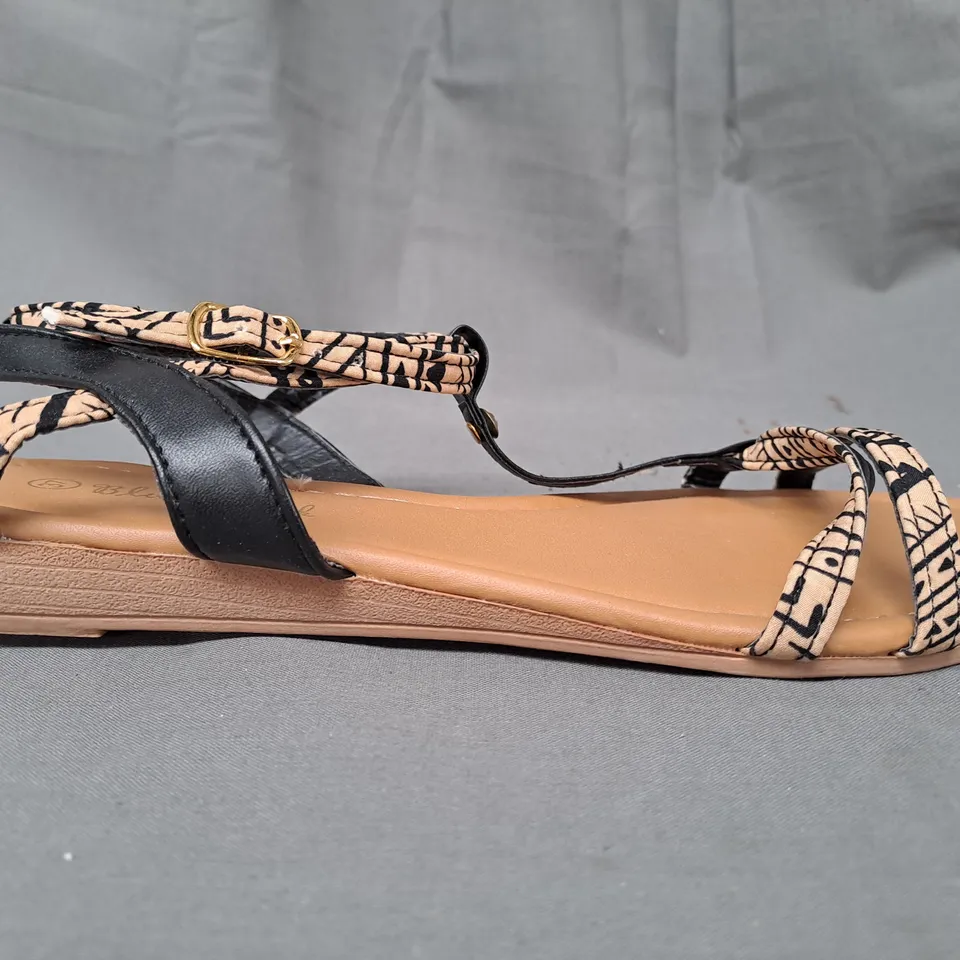 BOX OF APPROXIMATELY 8 PAIRS OF BLUE WALK OPEN TOE SANDALS IN BLACK/TAN IN VARIOUS SIZES