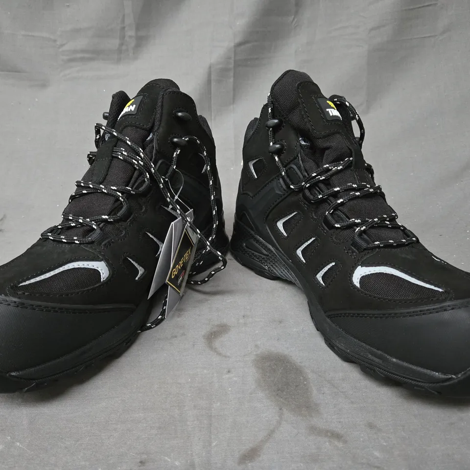 BOXED PAIR OF TROJAN S3 SAFETY HIKER BOOTS IN BLACK SIZE 10