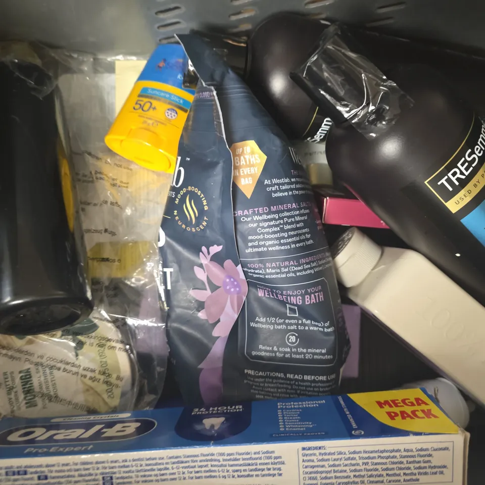 APPROXIMATELY 12 ASSORTED COSMETIC ITEMS INCLUDING VARIOUS MAKES AND BRANDS - COLLECTION ONLY