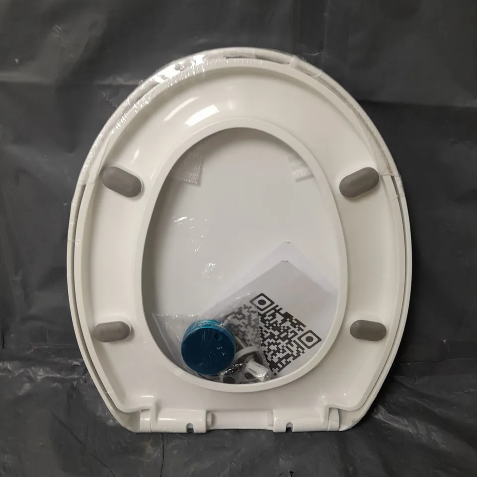 GENERIC TOILET SEAT IN WHITE (2TJ)