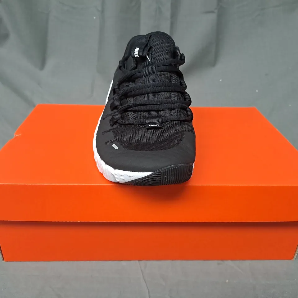 BOXED PAIR OF NIKE FREE METCON 5 SHOES IN BLACK/WHITE UK SIZE 5