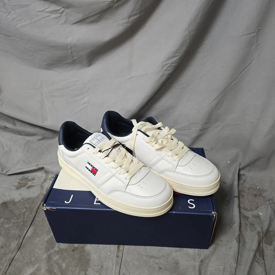 TOMMY JEANS WHITE TRAINERS BOXED UK 9