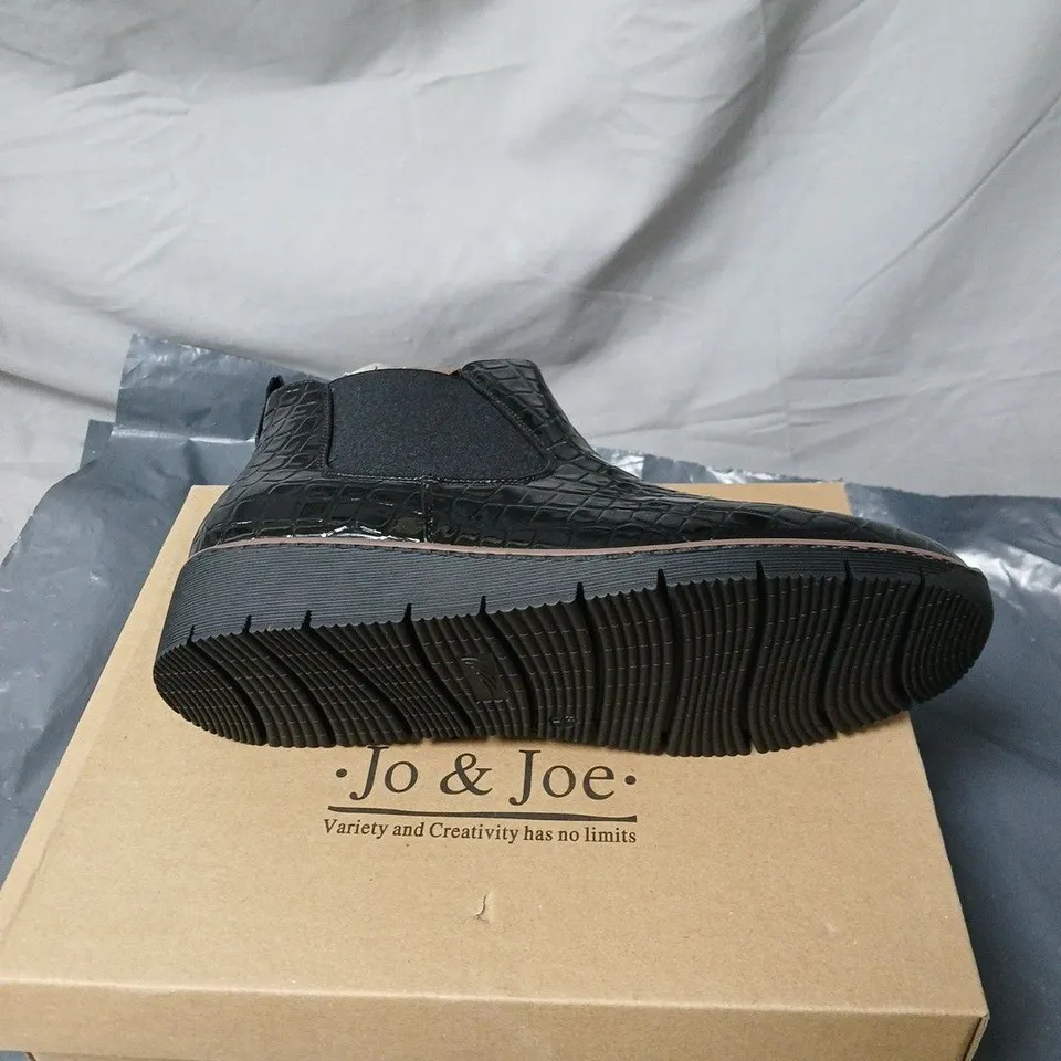 JO AND JOE WALNUT BLACK BOOTS SIZE 8 BOXED