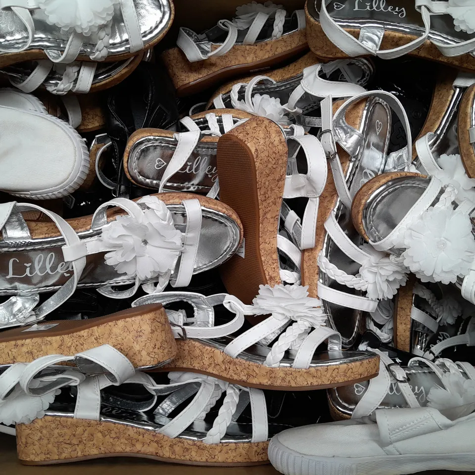 BOX OF APPROX 35 ASSORTED KIDS SHOES IN VARIOUS SIZES & COLOURS 