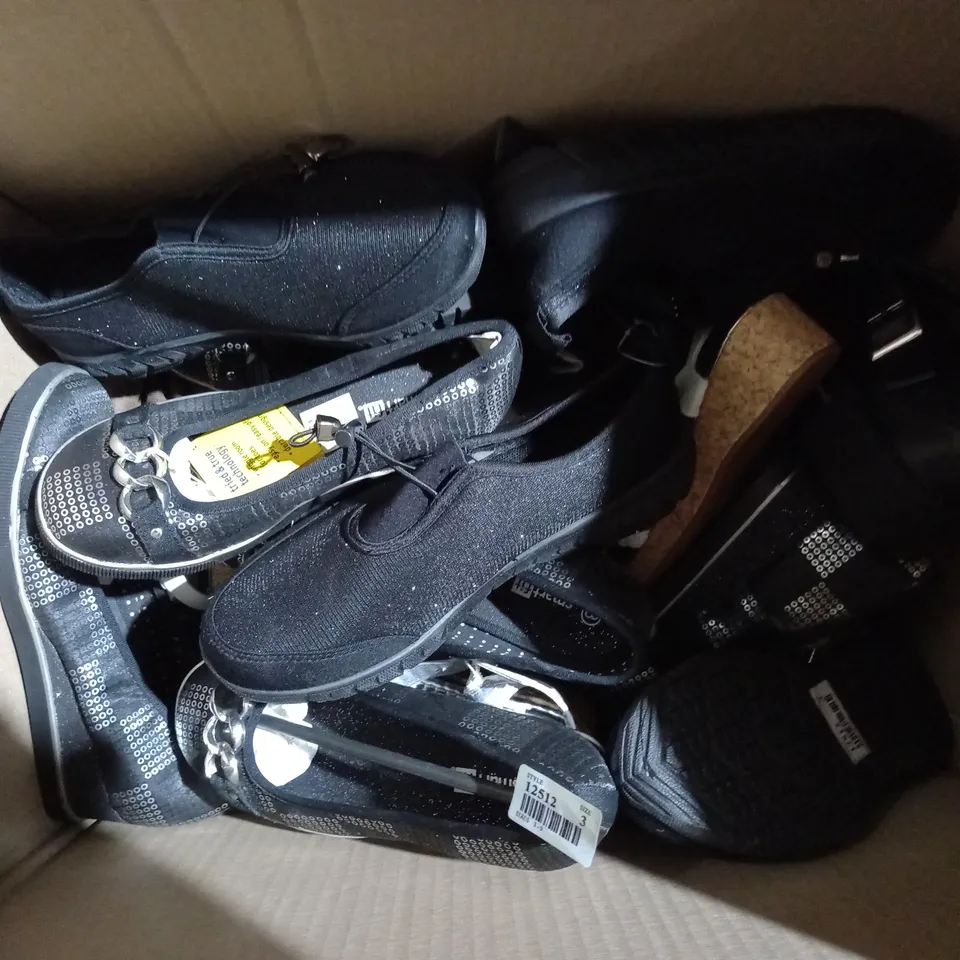 APPROXIMATELY 10 PAIRS OF ASSORTED KIDS SHOES IN VARIOUS STYLES AND SIZES 