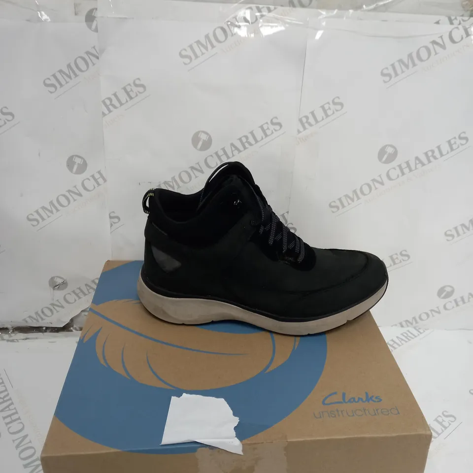 BOXED PAIR OF CLANKS WAVE2.0 MID BLACK UK 7 