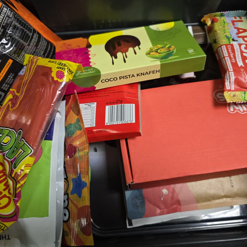 APPROXIMATELY 16 ASSORTED FOOD ITEMS TO INCLUDE - PERCY PIG , PUKKA VANILLA CHAI , HEN PARTY ETC