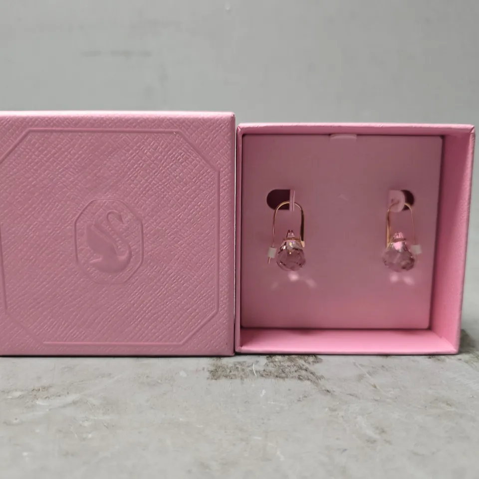 BOXED SWAROVSKI OORBELLEN ROSALINE 