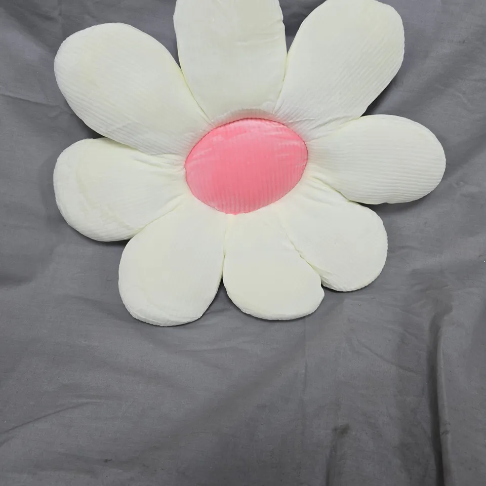 FLOWER-SHAPED PLUSH CUSHION – WHITE PETALS WITH PINK CENTRE