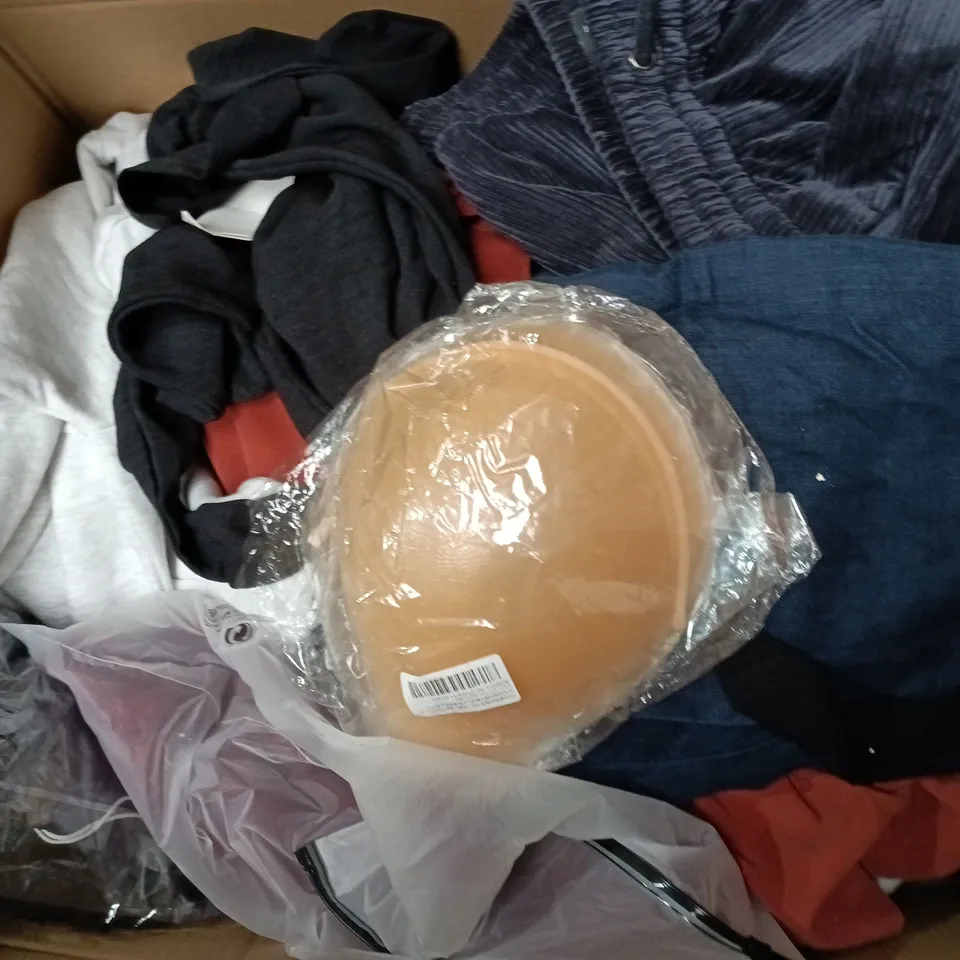 APPROXIMATELY 35 ASSORTED CLOTHING ITEMS IN VARIOUS SIZES, STYLES & COLOURS TO INCLUDE TOPS, TROUSERS, SKIRT, ETC - COLLECTION ONLY