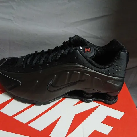 NIKE SHOX R4 (GS) KIDS' TRAINERS – BLACK, UK 5 (EU 38, 5Y)