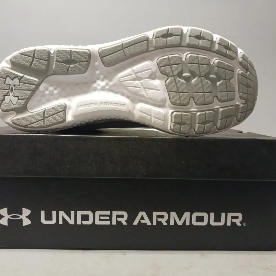 BOXED PAIR OF UNDER ARMOUR CHARGED ROGUE 4 SHOES IN GREY UK SIZE 8.5