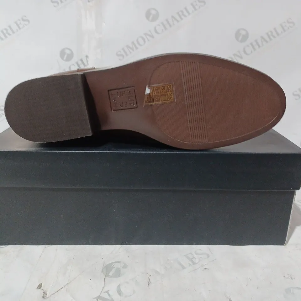 BOXED PAIR OF NATURALIZER LOW HEEL SIDE-ZIP SHOES IN BROWN UK SIZE 7