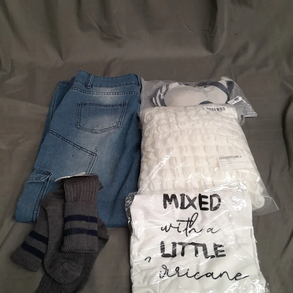 BOX OF APPROXIMATELY 20 ASSORTED CLOTHING ITEMS TO INCLUDE - SOCKS , CARGO JEANS , BRA ETC