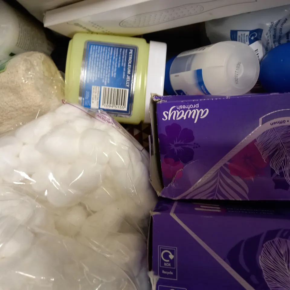 LOT OF APPROXIMATELY 15 ASSORTED HEALTH & BEAUTY ITEMS, TO INCLUDE KEITH HARING DESIGN BAG, BLUE HAIR ACCESSORIES, ETC