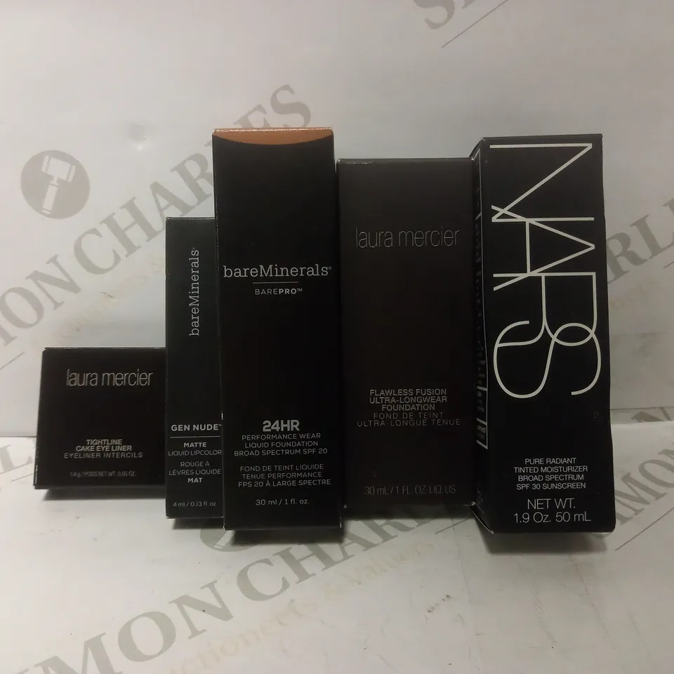 BOX OF APPROX 25 HEALTH AND BEAUTY ITEMS TO INCLUDE - BARE MINERALS LIQUID FOUNDATION CINNAMON 25 - LAURA MERCIER LONG WEAR FOUNDATION 3W1 DUSK - NARS TINTED MOISTURIZER SPF 30 ECT 