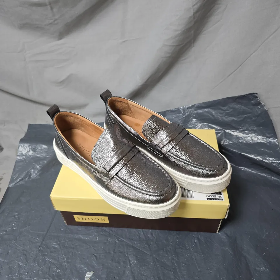 SHOON METALLIC LEATHER LOAFERS – SLIP-ON WITH WHITE SOLE SIZE 39