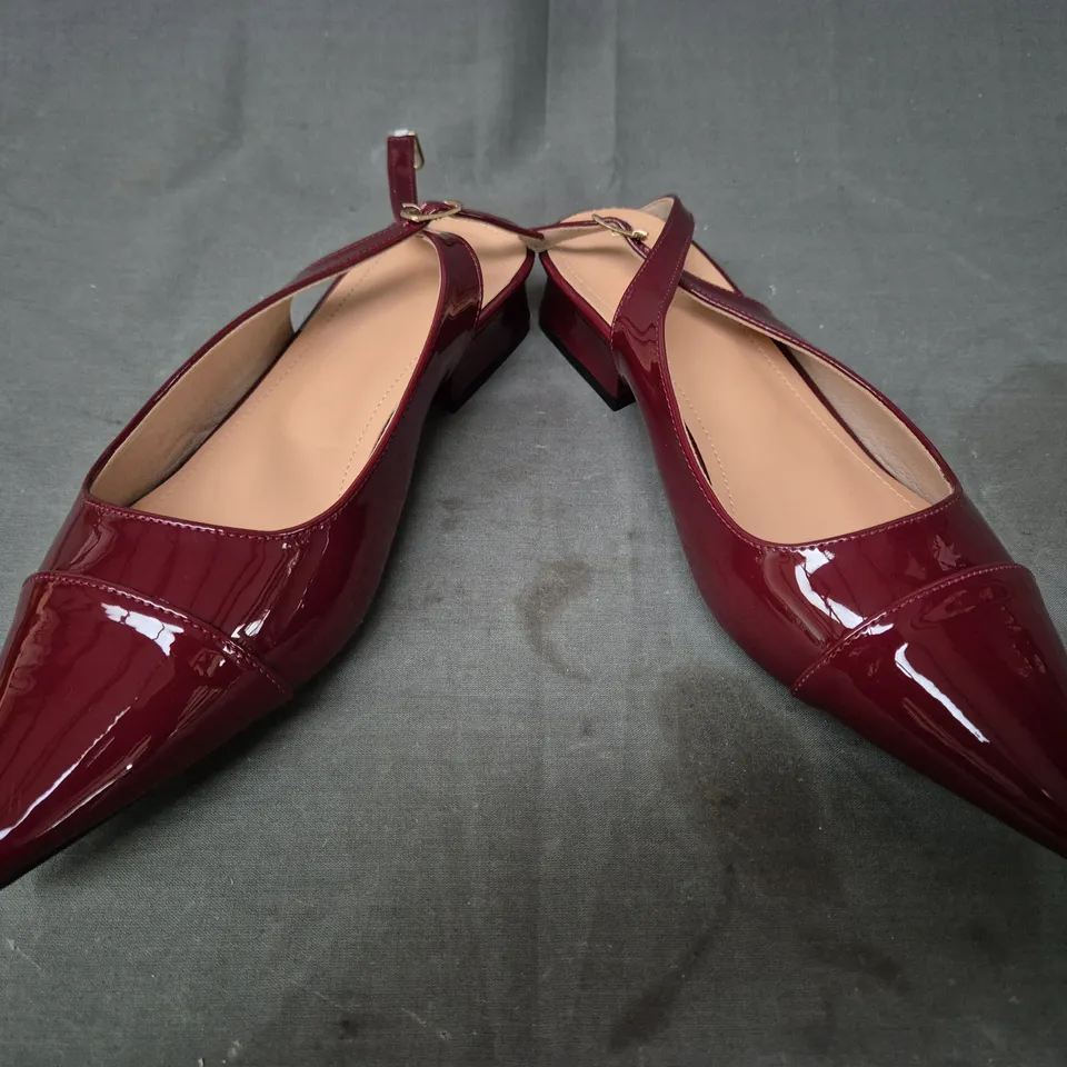 BOXED PAIR OF UNBRANDED POINTED TOE LOW HEEL SHOES IN WINE RED EU SIZE 39