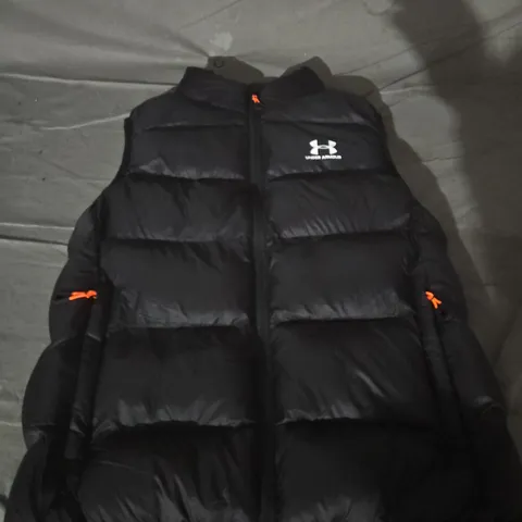 UNDER ARMOUR BLACK PUFFER GILET – SIZE UNSPECIFIED