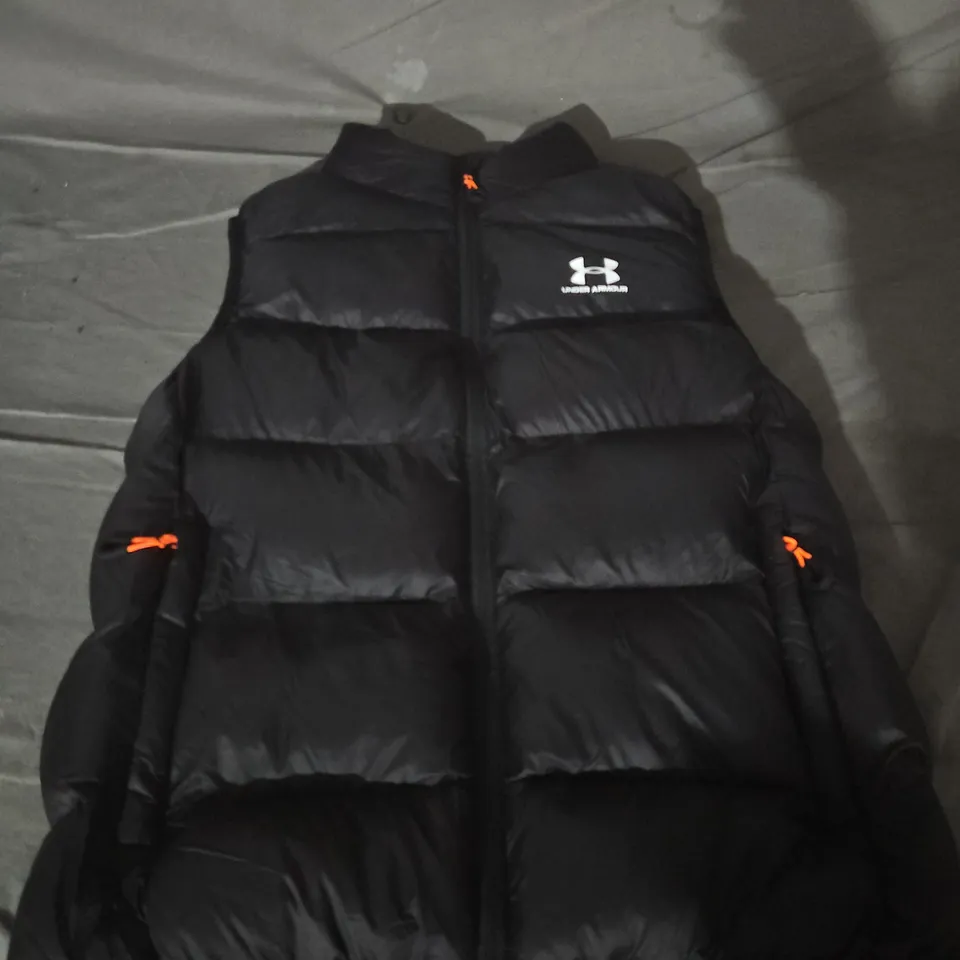 UNDER ARMOUR BLACK PUFFER GILET – SIZE UNSPECIFIED
