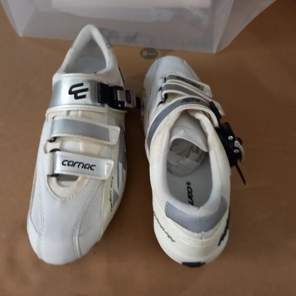 PAIR OF CARNAC NOTU CYCLING SHOES IN WHITE SILVER - FR 41 US 8
