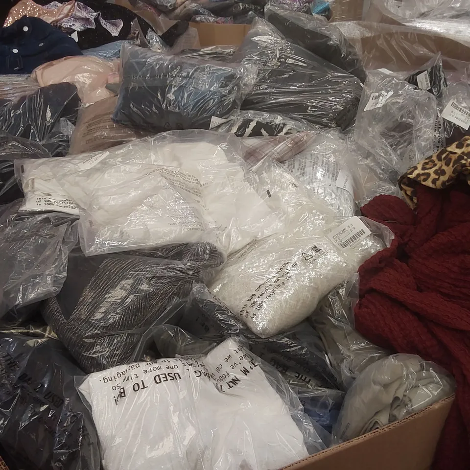 PALLET CONTAINING APPROXIMATELY 640x BRAND NEW ASSORTED DESIGNER CLOTHING ITEMS