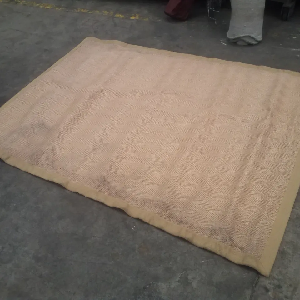 QUALITY DESIGNER AREA RUG APPROXIMATELY 140×190CM