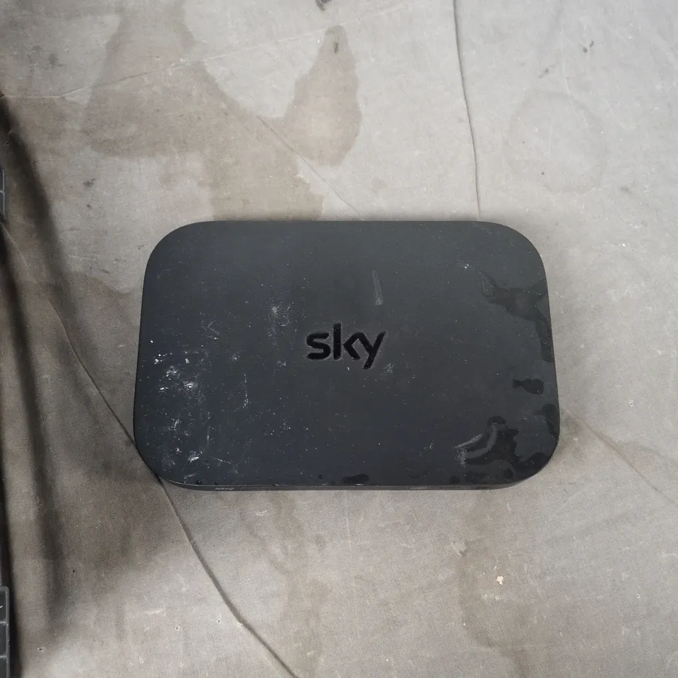 TOTE OF APPROXIMATELY 12 ASSORTED ITEMS TO INCLUDE: SKY BROADBAND ROUTER 
