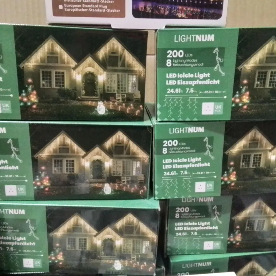 BOX CONTAINING LARGE AMOUNT OF FAIRY/CELEBRATION LIGHTS