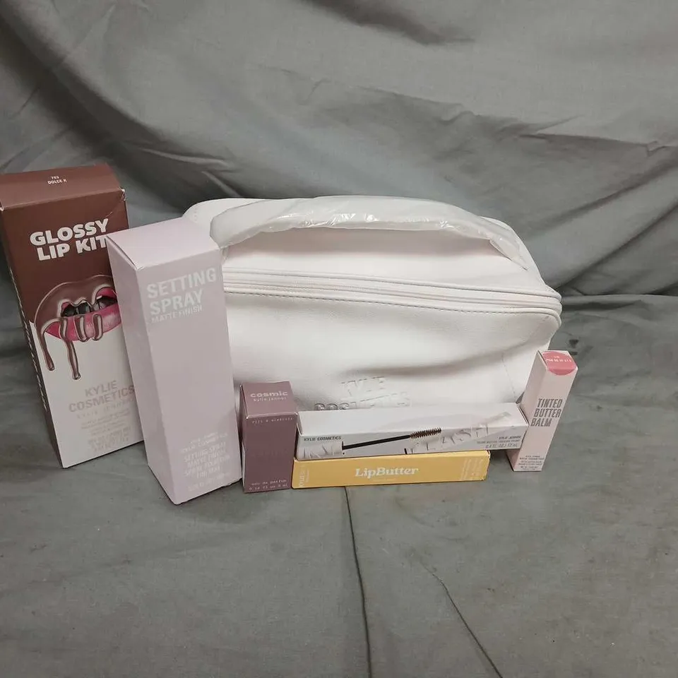 KYLIE JENNER COSMETICS SET – GLOSSY LIP KIT, SETTING SPRAY MATTE FINISH, LIPBUTTER & TINTED BUTTER BALM