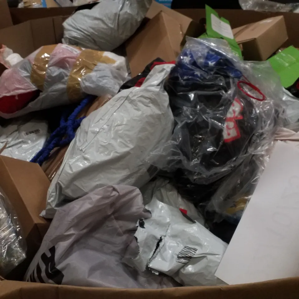 PALLET CONTAINING ASSORTED GARDEN HOSES & INFLATABLES