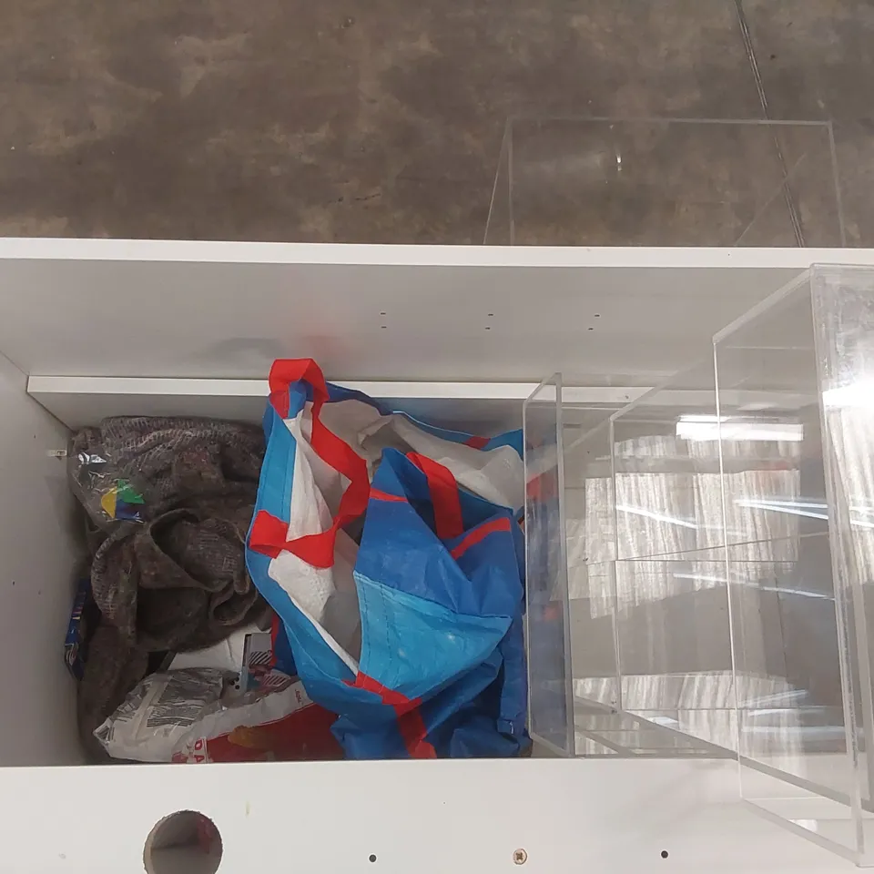 PALLET CONTAINING A VERY LARGE QUANTITY OF ASSORTED BAKERY ITEMS INCLUDING: SINK PARTS, CABINET, DISPLAY BOXES ECT